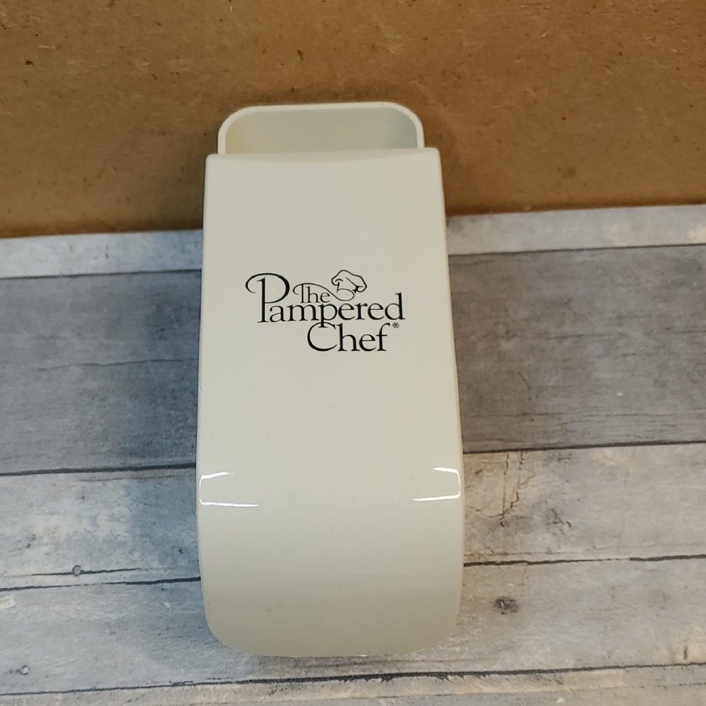 Pampered Chef White Plastic Adjustable Measuring Cup